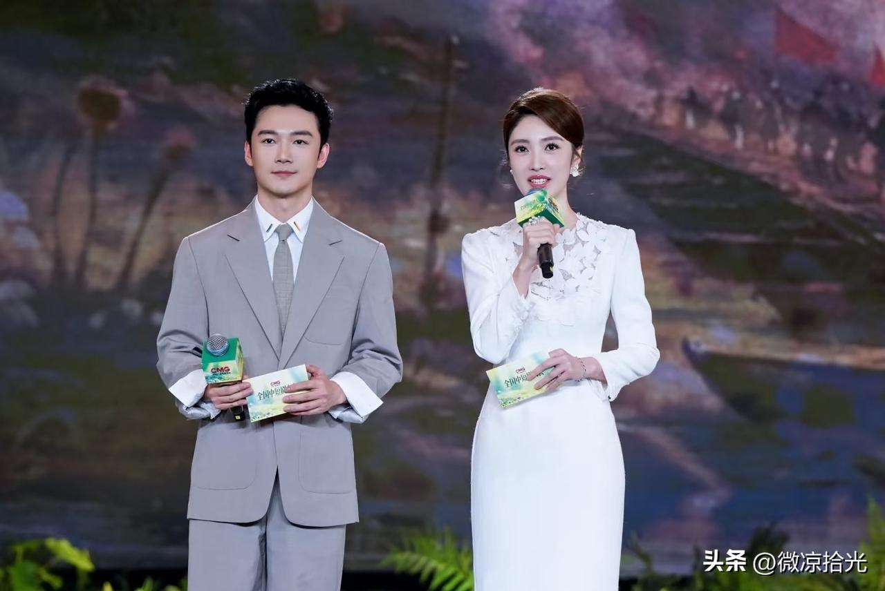 央视主持人张韬，一身浅灰西装清爽沉稳，这状态也太松弛了吧？

从央视新闻频道到主