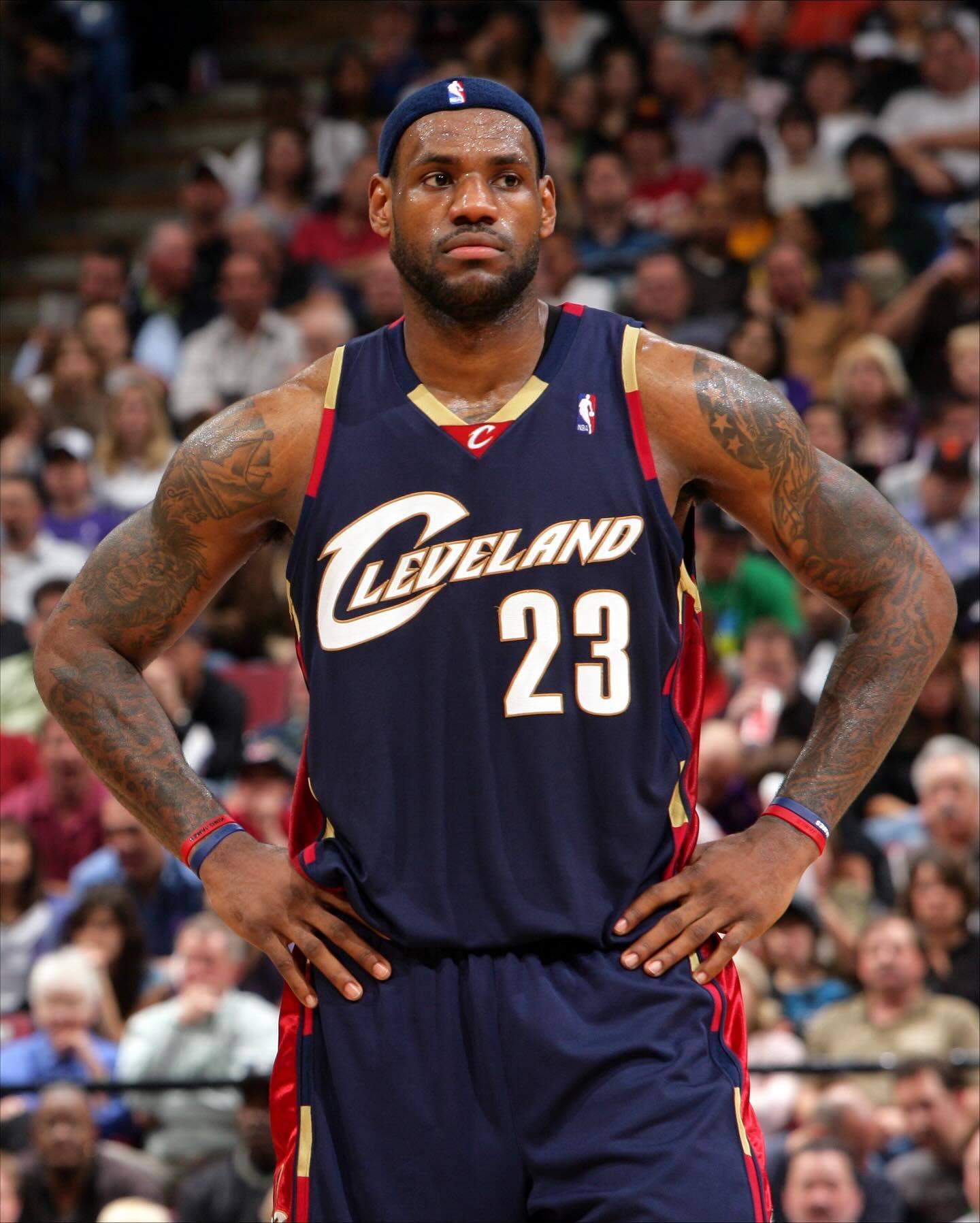 骑士25-26赛季复古版球衣，以及米切尔 加兰 朗佐鲍尔拍摄的定妆照克利夫兰骑士