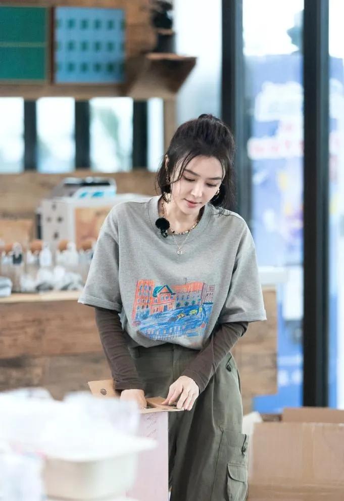 秦岚这状态是吃了防腐剂吧！✨
半扎发慵懒随性，灰T恤配工装裤，简单又高级。
姐姐