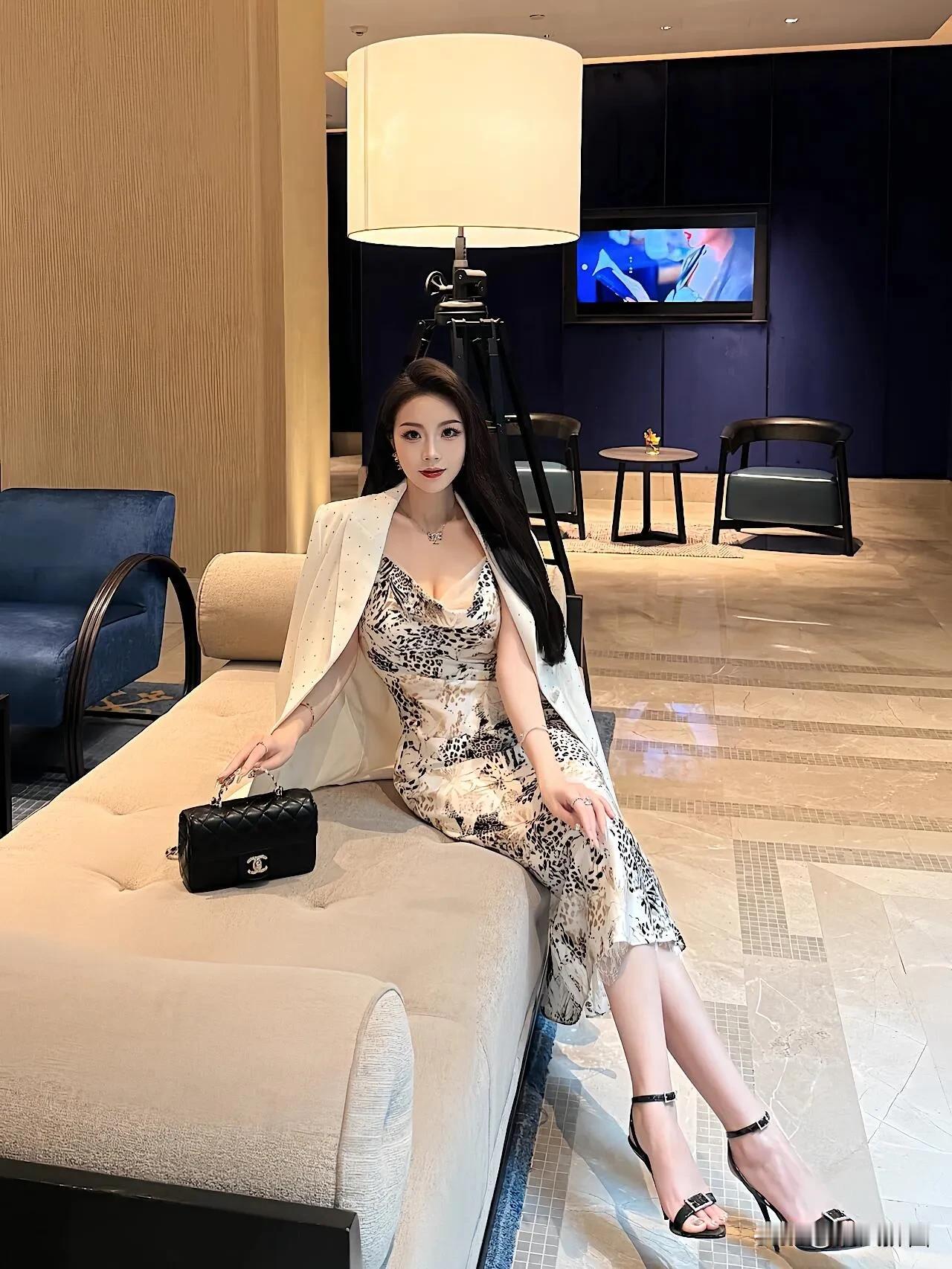 时尚，优雅，迷人#迷人大美人# #风韵女神美身姿# #迷人女神魅力放# #分享美