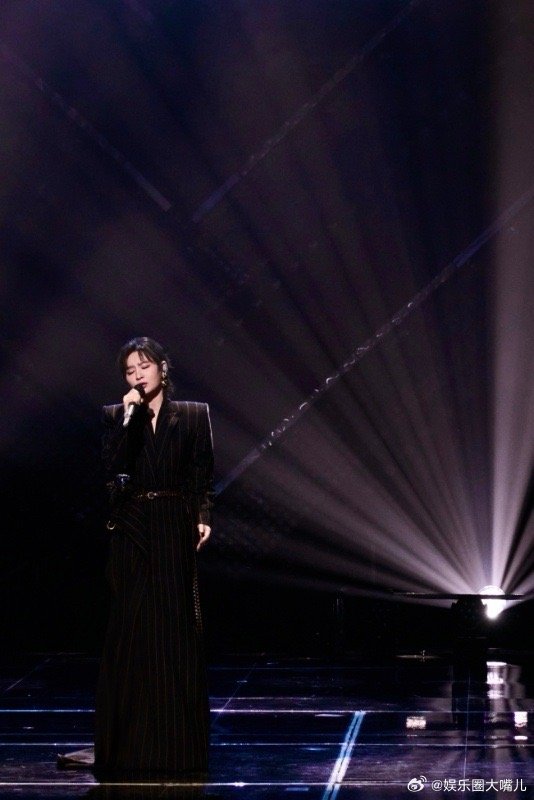 周笔畅邓佳鑫别碎在舞台上了 两人的声线意外地搭，一个厚重一个清亮，交织在一起把这
