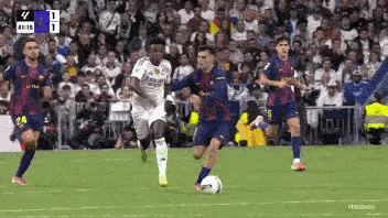 皇马2比1巴萨西班牙国家德比皇马和巴萨再现名场面，佩德里为了阻止维尼休斯，速度拼