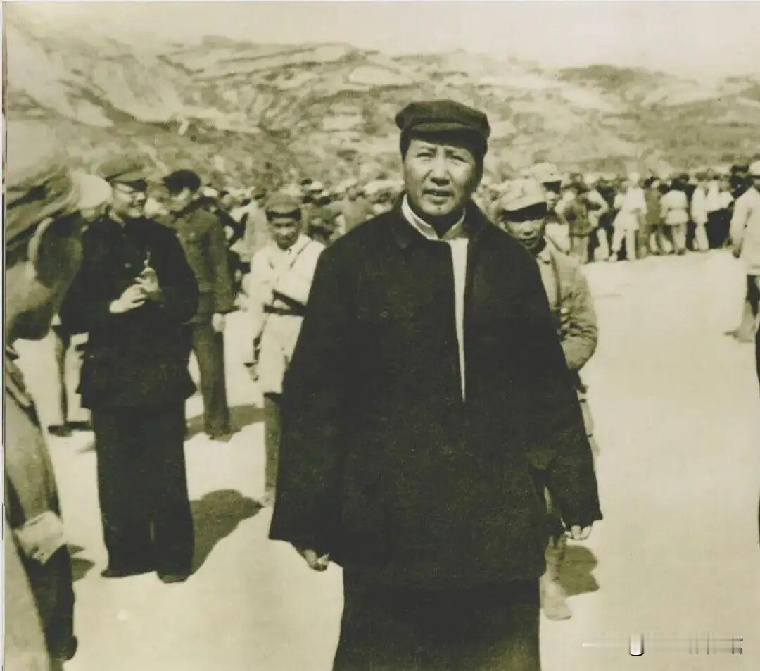 1944年7月，毛主席莅临陕甘宁边区练兵比赛大会现场观摩。全面观看官兵军事技能比