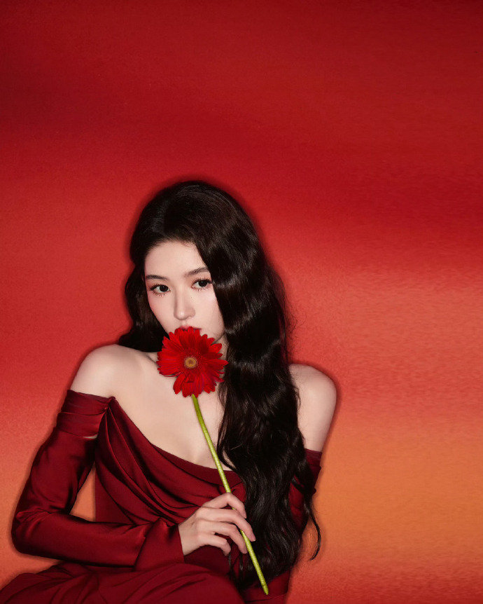 王玉雯露肩红裙王玉雯一字肩红裙 不是我说王玉雯这个红裙造型也太美了吧！完全就是妈