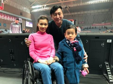 当年桑兰在体操比赛中摔成高位截瘫，获得了1000万美元补偿金，折合人民币就是70
