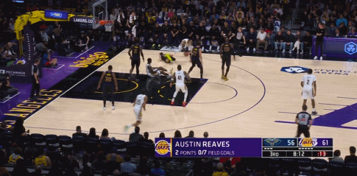 这种1防2，湖人队里，也就斯玛特了！

上一场斯玛特后场扑抢，倒地一个极限击地传