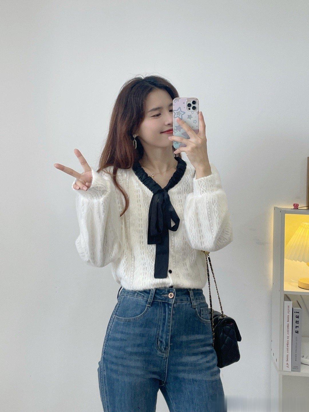 植绒蕾丝衬衫，面料有厚度，每年必出的衬衫。年年卖光。10🈷️31，🈵200➖