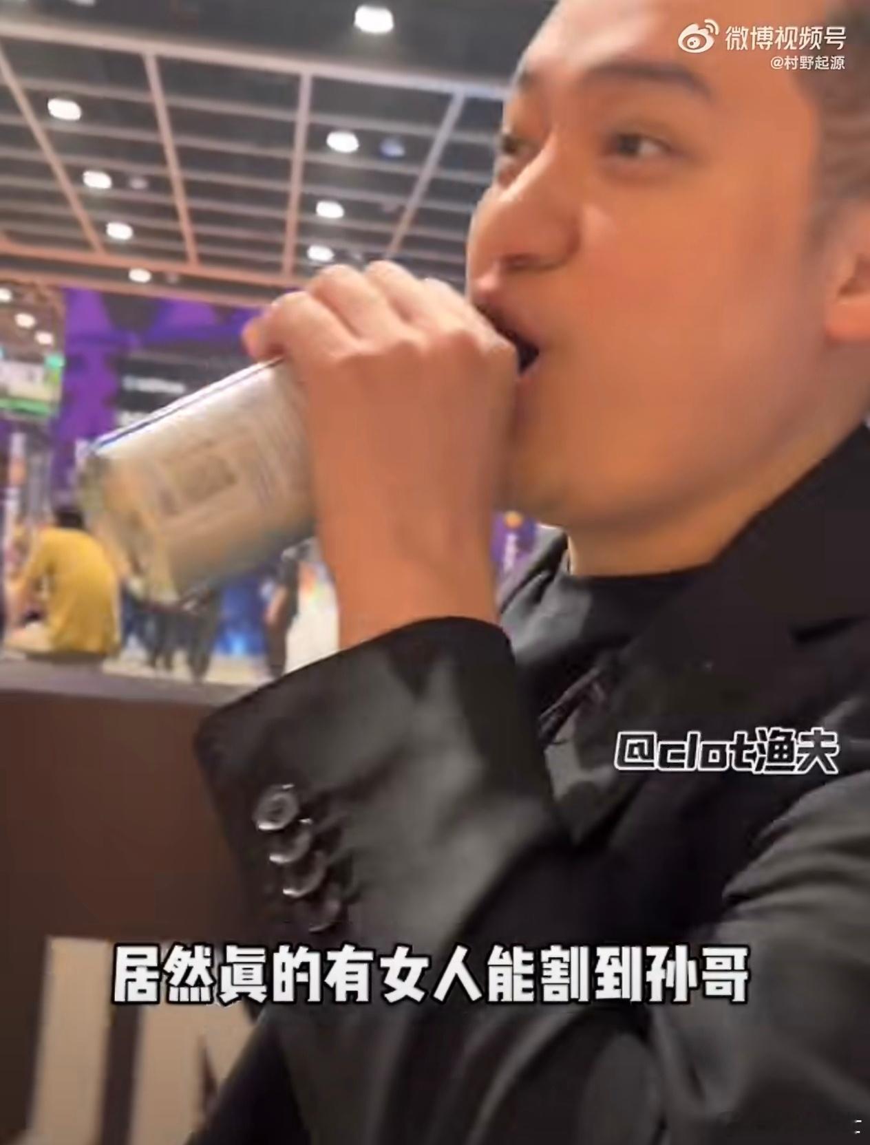 昨天刷到孙宇晨刚发完小作文后在活动会场被一堆人围观提问的视频，评论区几乎全是情绪
