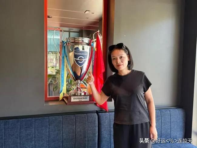 15公斤冠军奖杯跨越万里回国，罗马华侨老板娘专程护送，国航破例开绿灯，董路说罗马