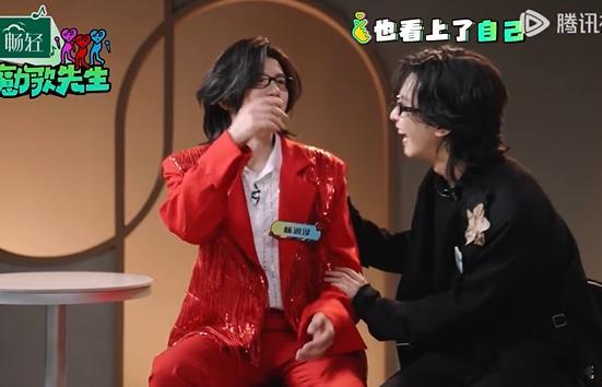 杨润泽平安像粘贴复制来的谁懂啊，平安和杨润泽同框也太像双胞胎了，五官神态都高度重