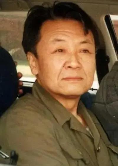 1982年，在秦城的毛远新第一次见到了年幼女儿，毛远新十分地激动，他很想将女儿紧