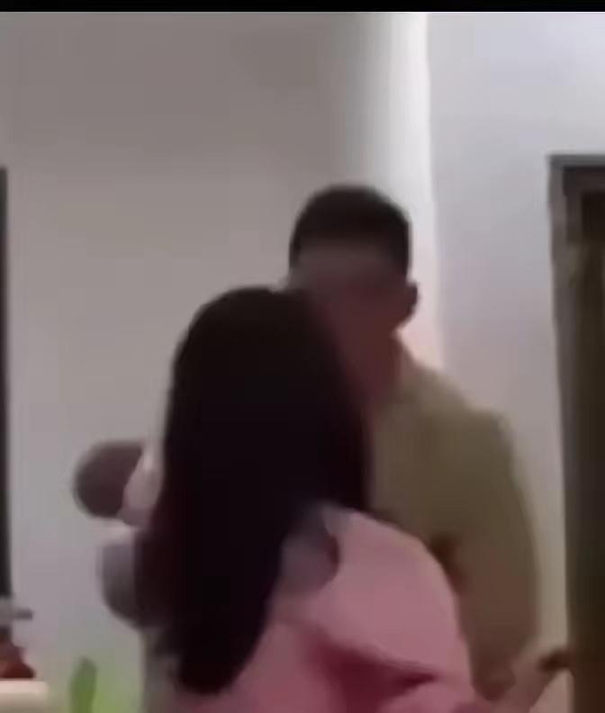 河南一女子剖腹产才十六天，夜里娃哭到断气，她拖着刀口下床求老公抱一下，男人嫌吵，