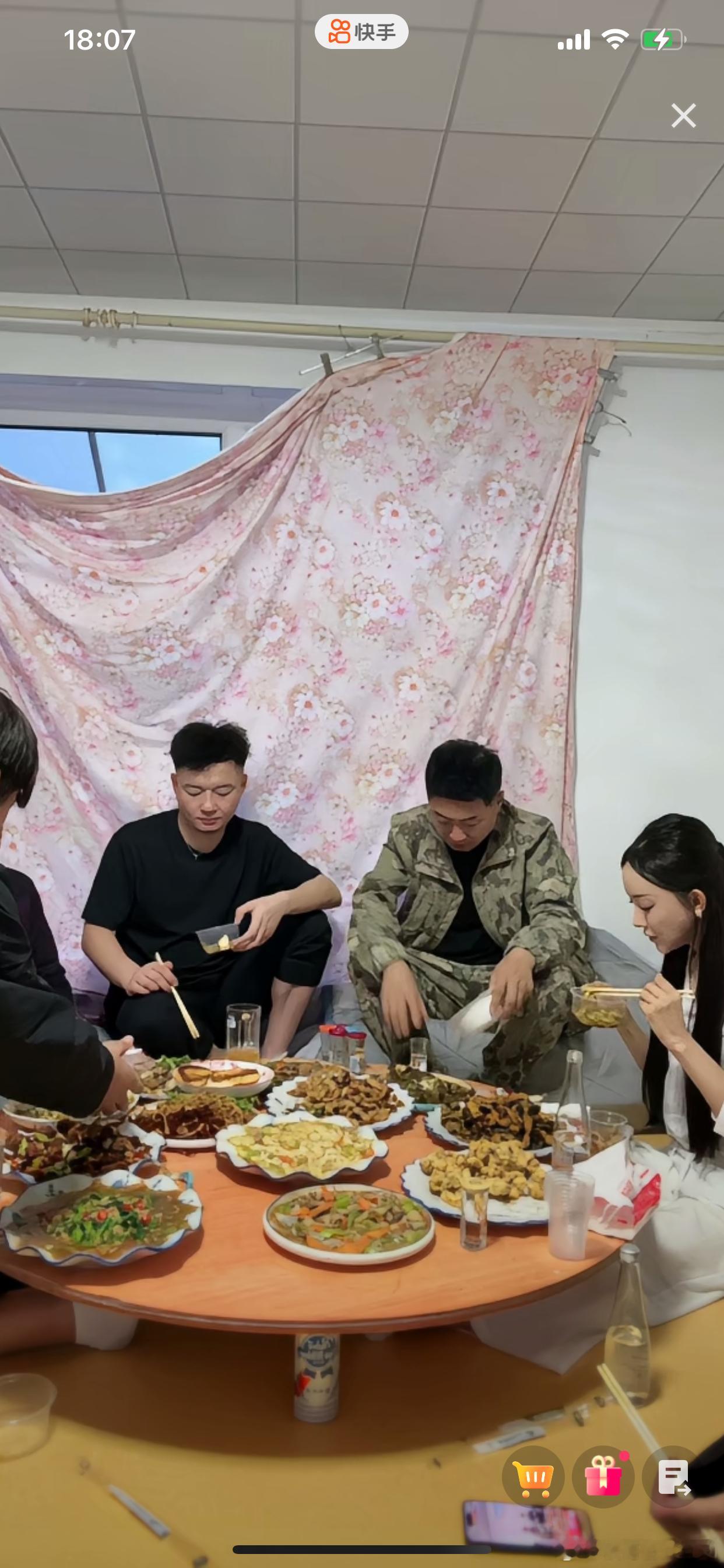骡子，宇文泡，九天这算是和好了一桌吃饭了又吃又喝，天下网红是一家合伙来坑大家[允