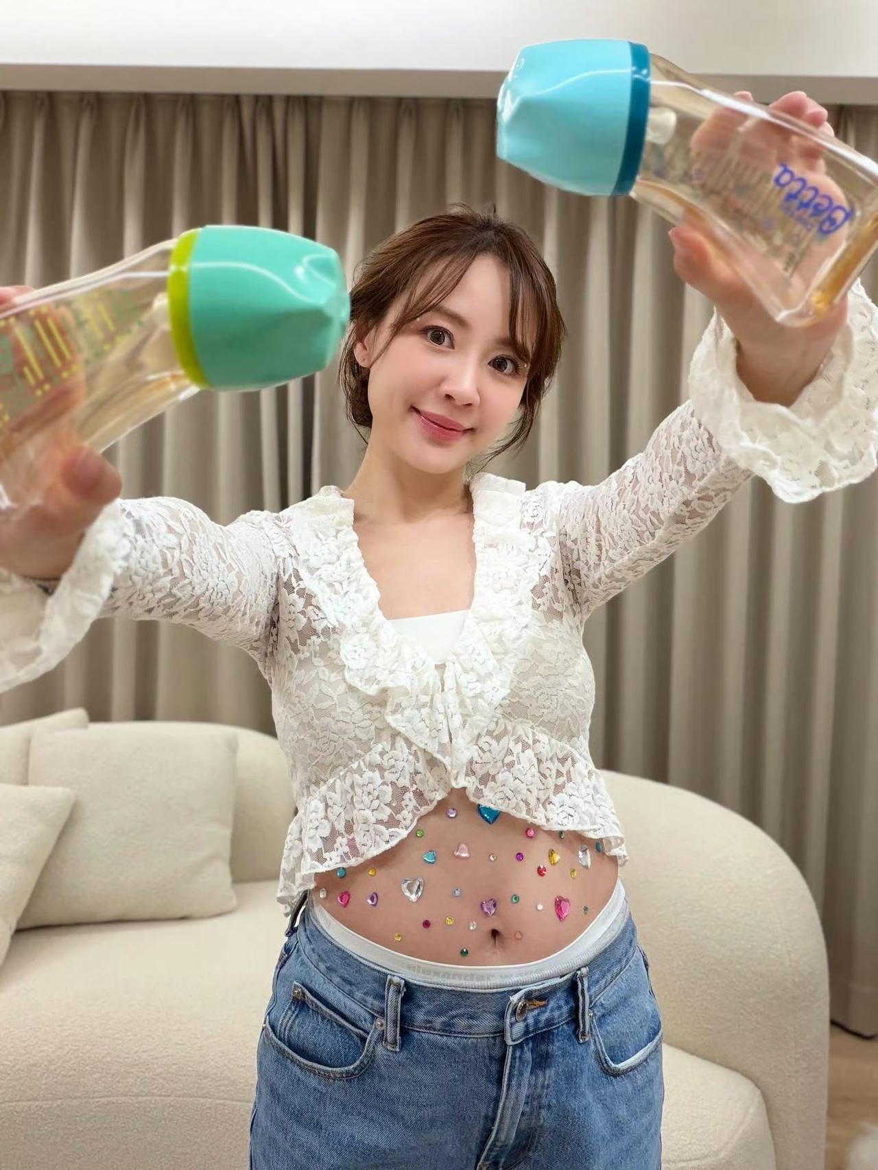 41岁赖薇如宣布自然怀孕！她2024年与交往6年的男友Royal结婚，婚后积极备