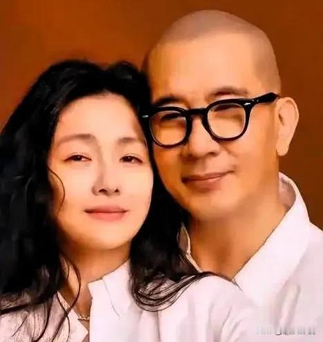 最近网上有个人天天蹲在墓地门口坐，说是守着亡妻。这人叫具光头，跟去世的大S以前是