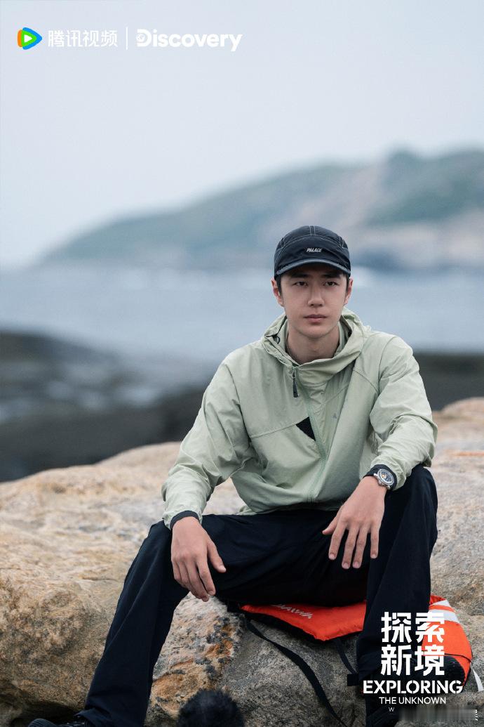 #王一博海岛18张plog# ​​​#王一博抱走心爱的小树枝# ​​​王一博在海