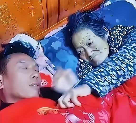 看哭无数人！母亲临终耗尽最后力气，只为给熟睡儿子盖被，母爱从不落幕
 
泪目了！