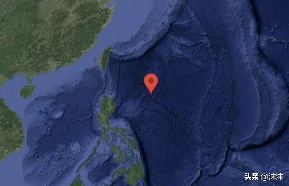 “辽宁”舰现身菲律宾海深处，欧洲卫星罕见捕捉画面
中国海军“辽宁”舰航母这次没