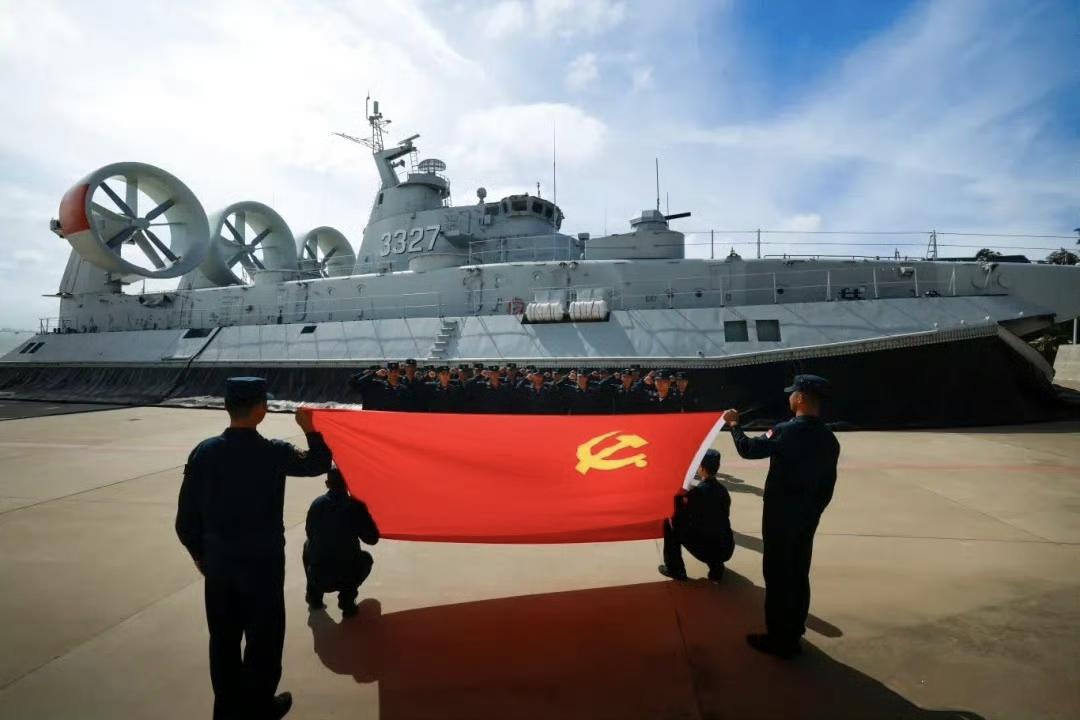 图一是大型“欧洲野牛”，我国现役刚好6艘，体型巨大、可独立跨海突击；后两张是国产