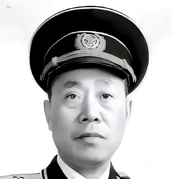 澡堂子里，俩大老爷们光着膀子搓背呢。
一个，是新四军的将军。另一个，是刚招安过来