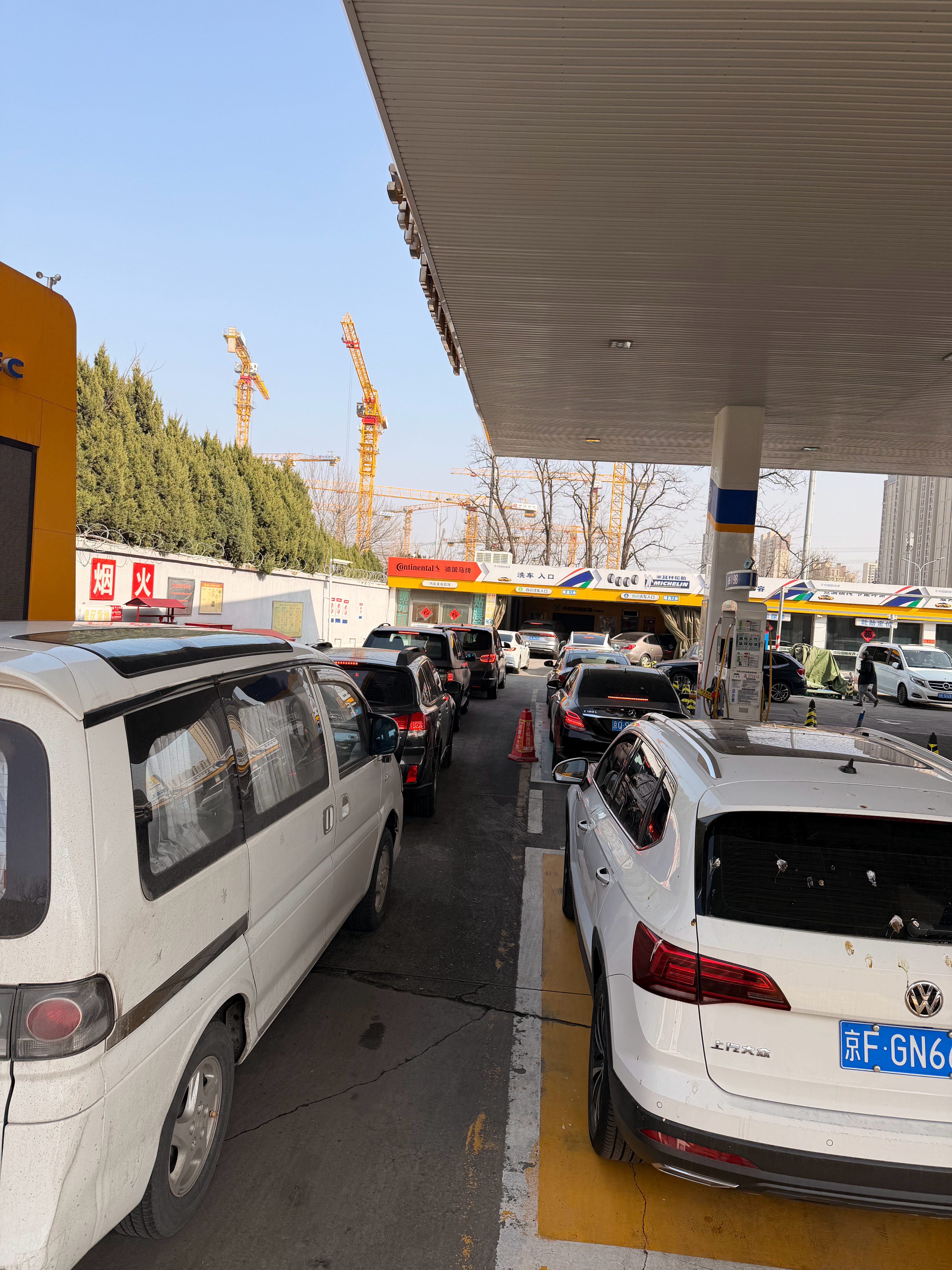 去加油看到加油站洗车排队的阵仗我以为洗车不要钱呢 