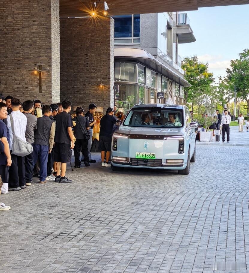 尊界S800典藏大观开始交付了，据说前来拿车的土豪不少，包括贾乃亮、刘嘉玲、陈赫