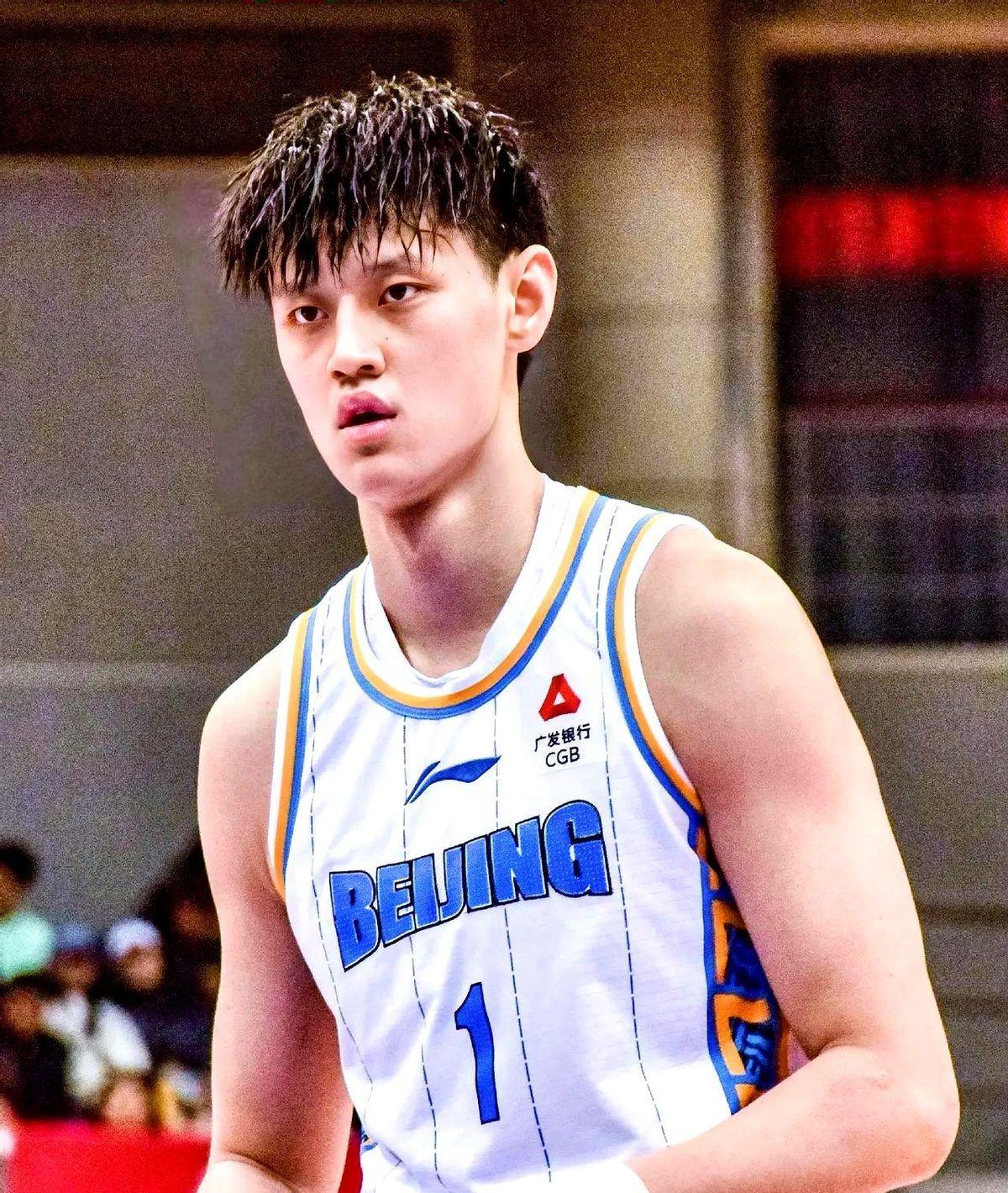 曾凡博这事儿，真是越看越拧巴，一副能直接空投到NBA的身板，一身的顶级零件，结果