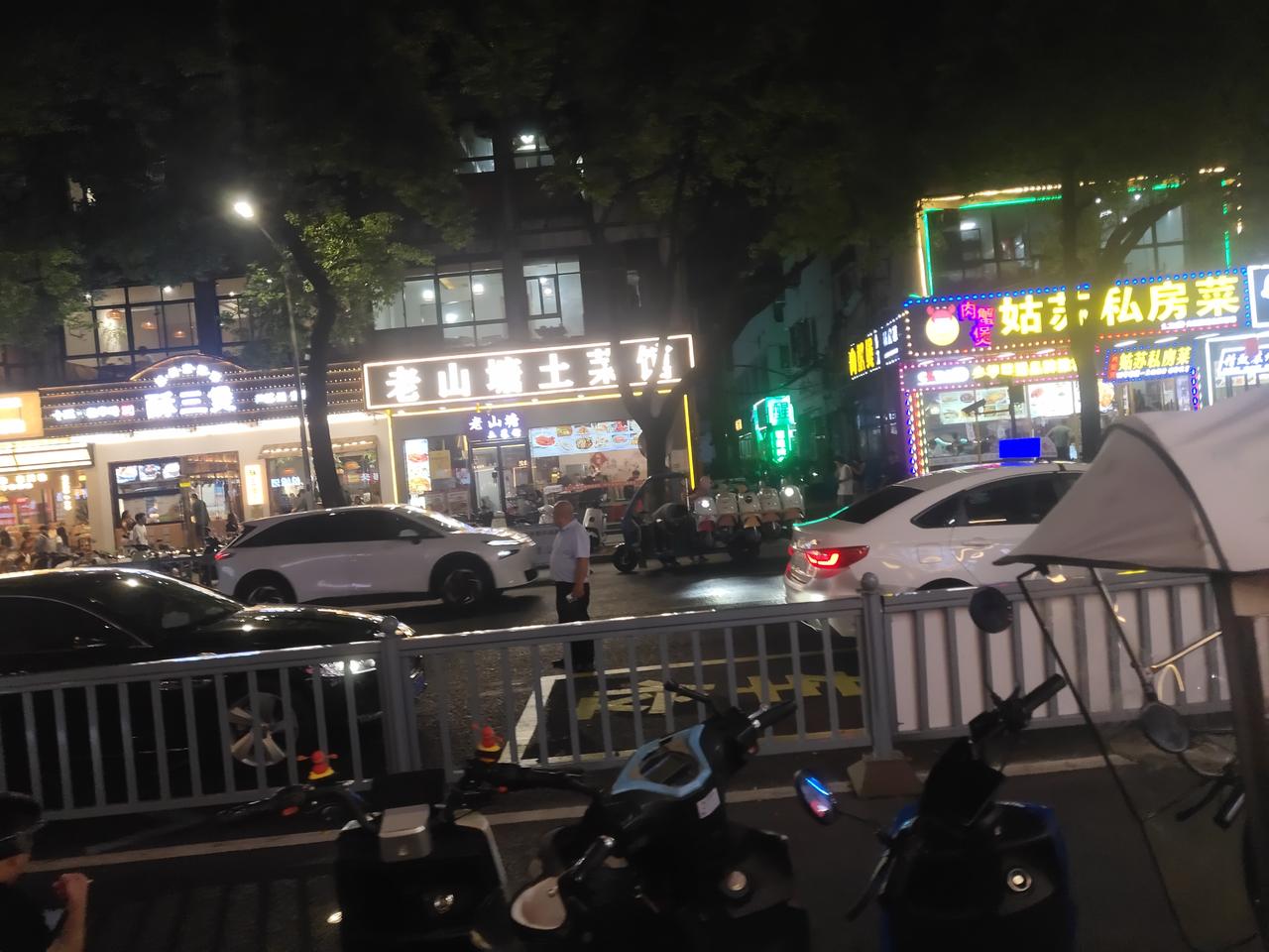 在苏州旅游，开车去加油，发现这边的人都不太热情。愿意加多少随便，态度冷冷的，不像