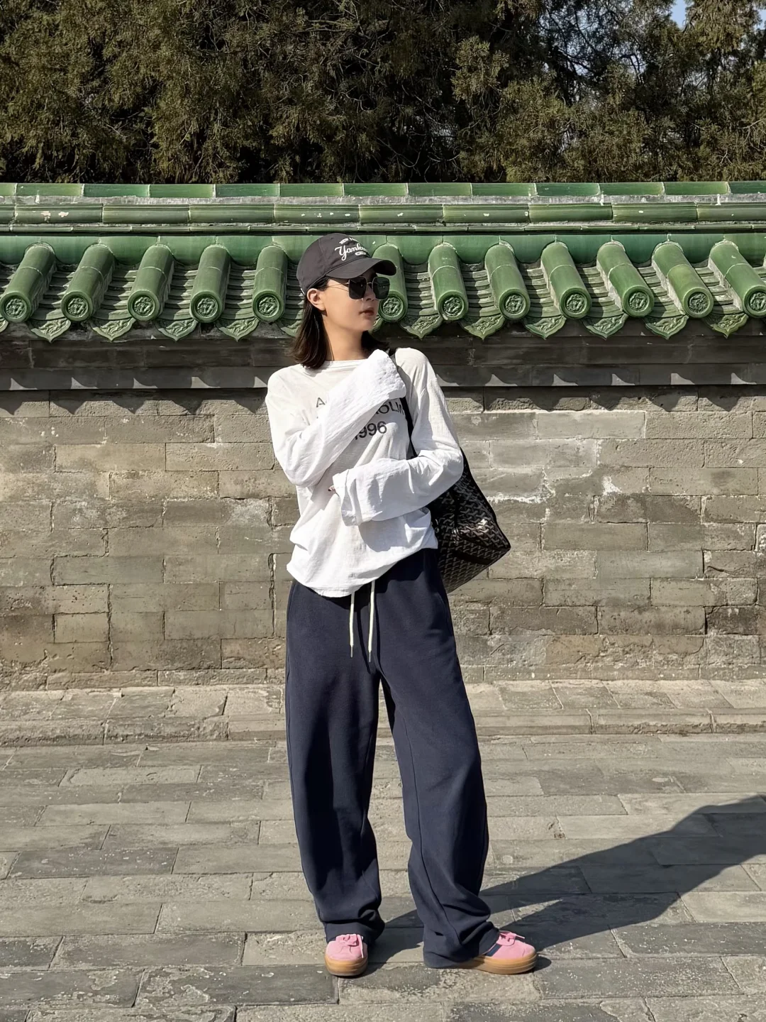 懒人出门穿搭 | 藏青卫裤配白t时髦的松弛感