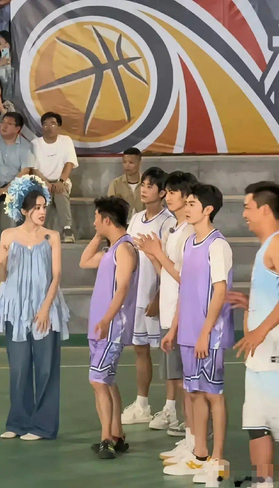 娜扎是不是就喜欢这种比袜子还平的鞋啊 ，真的是有身高任性啊 ​​​