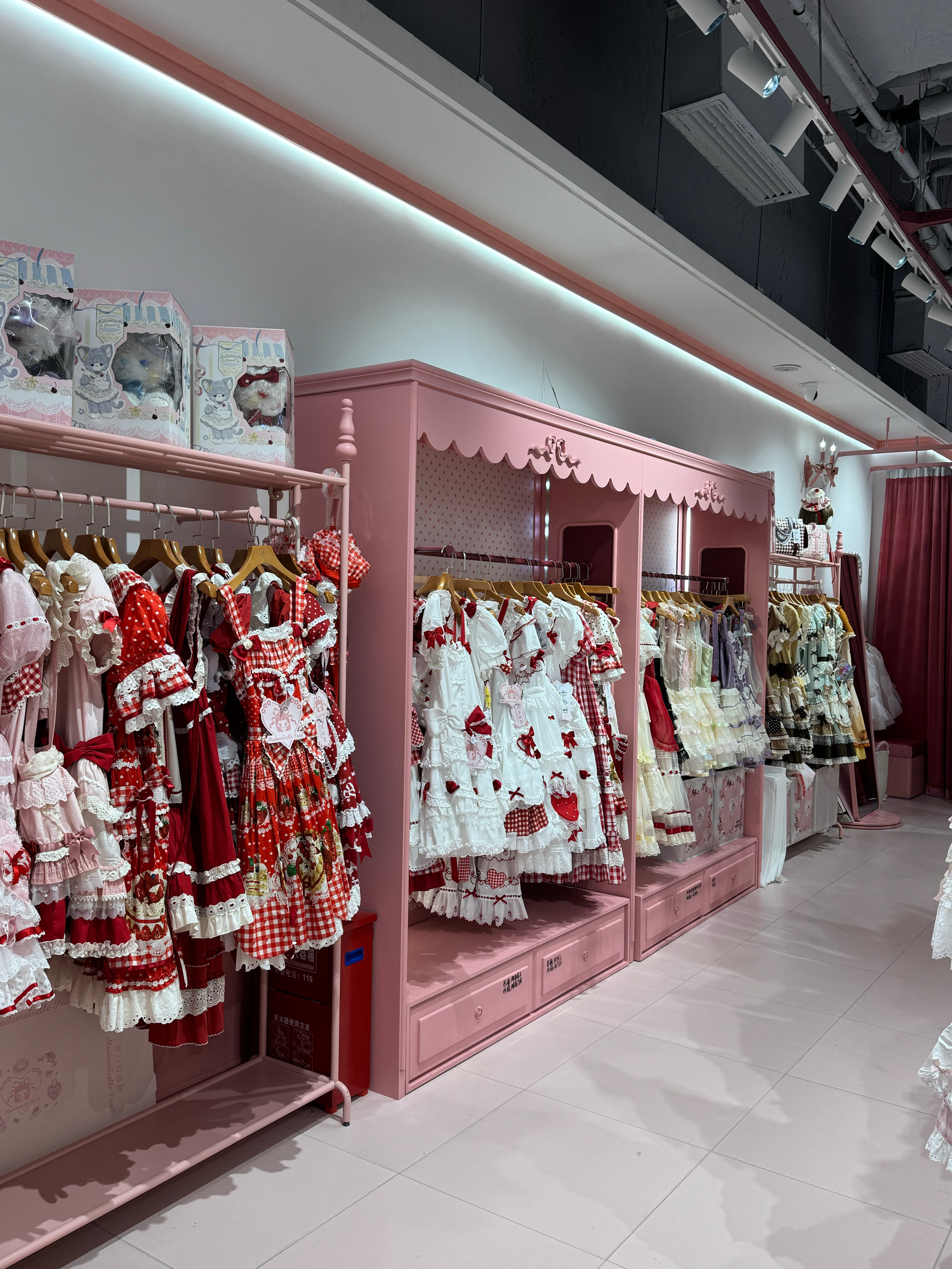 哇噻，宝龙一城开了家lolita店，这么多漂亮的小裙子，属实是老鼠掉进米缸，看不