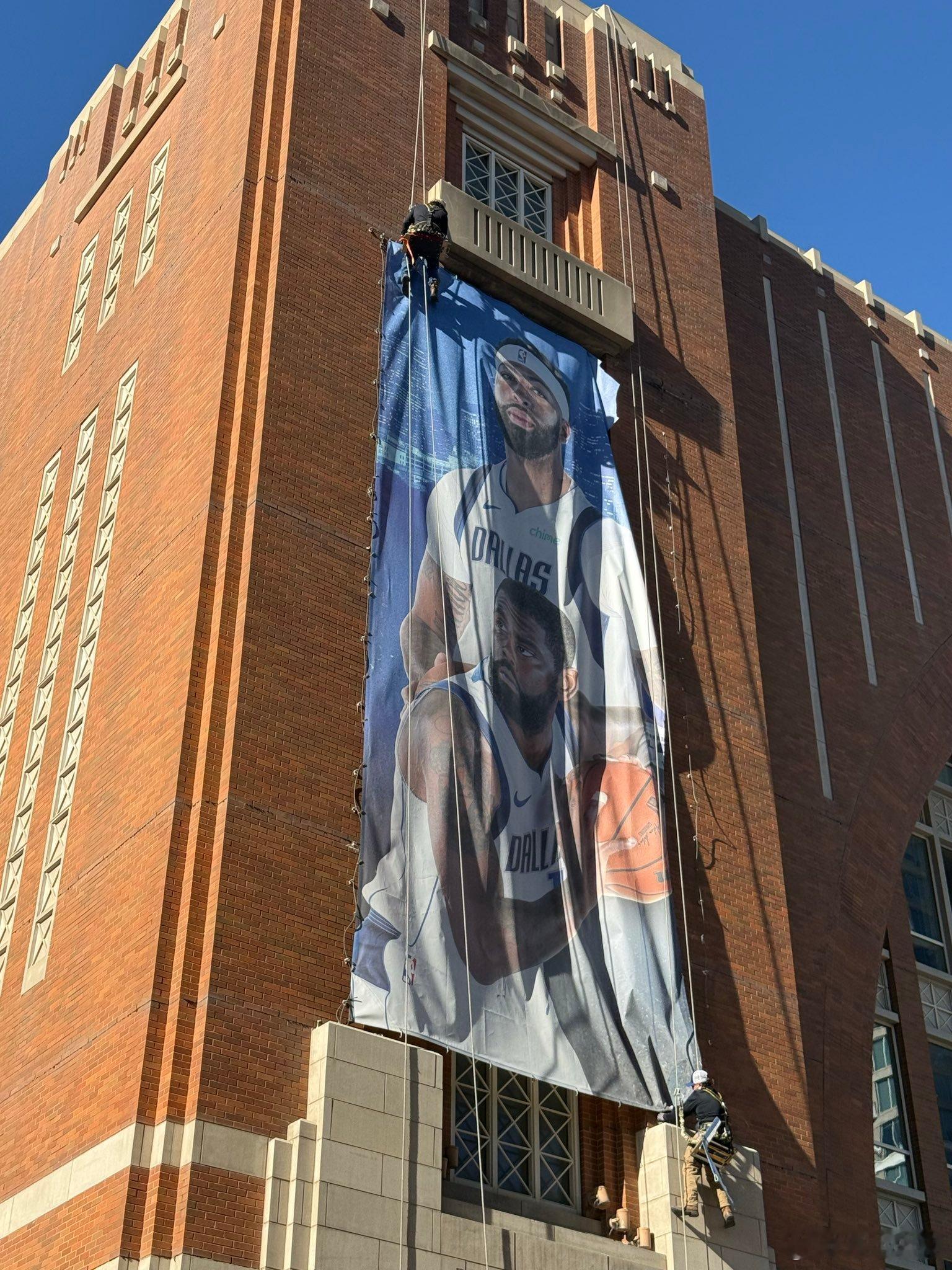 MFFL 美航中心已经把戴维斯的海报撤下来了。NBA交易截止日湖人老鹰交易快船步