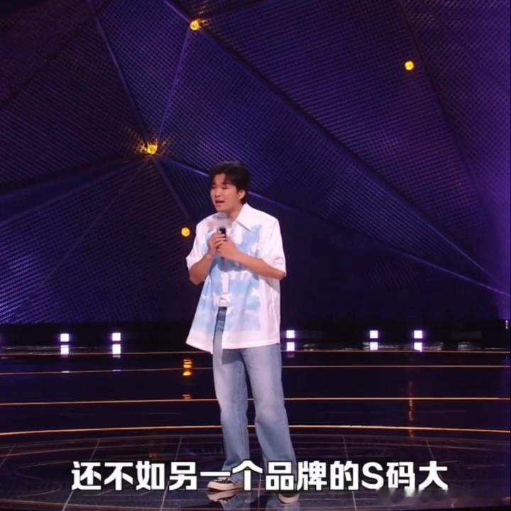 商家这波操作，真是把“精致抠”发挥到了极致。闫妮和周深那个同步反应，大概就是大家