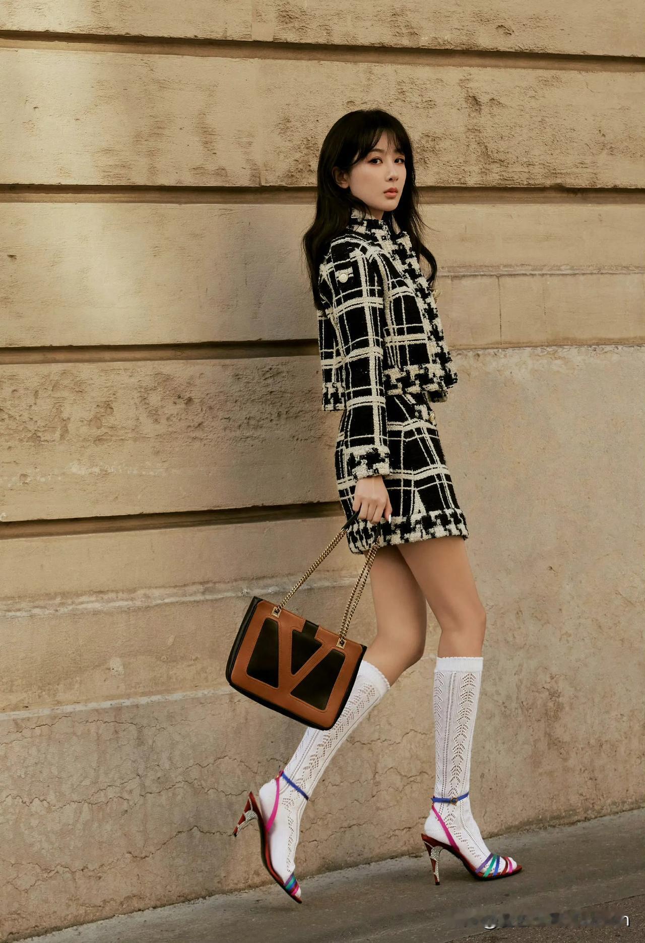 杨紫高跟白袜，复古感十足