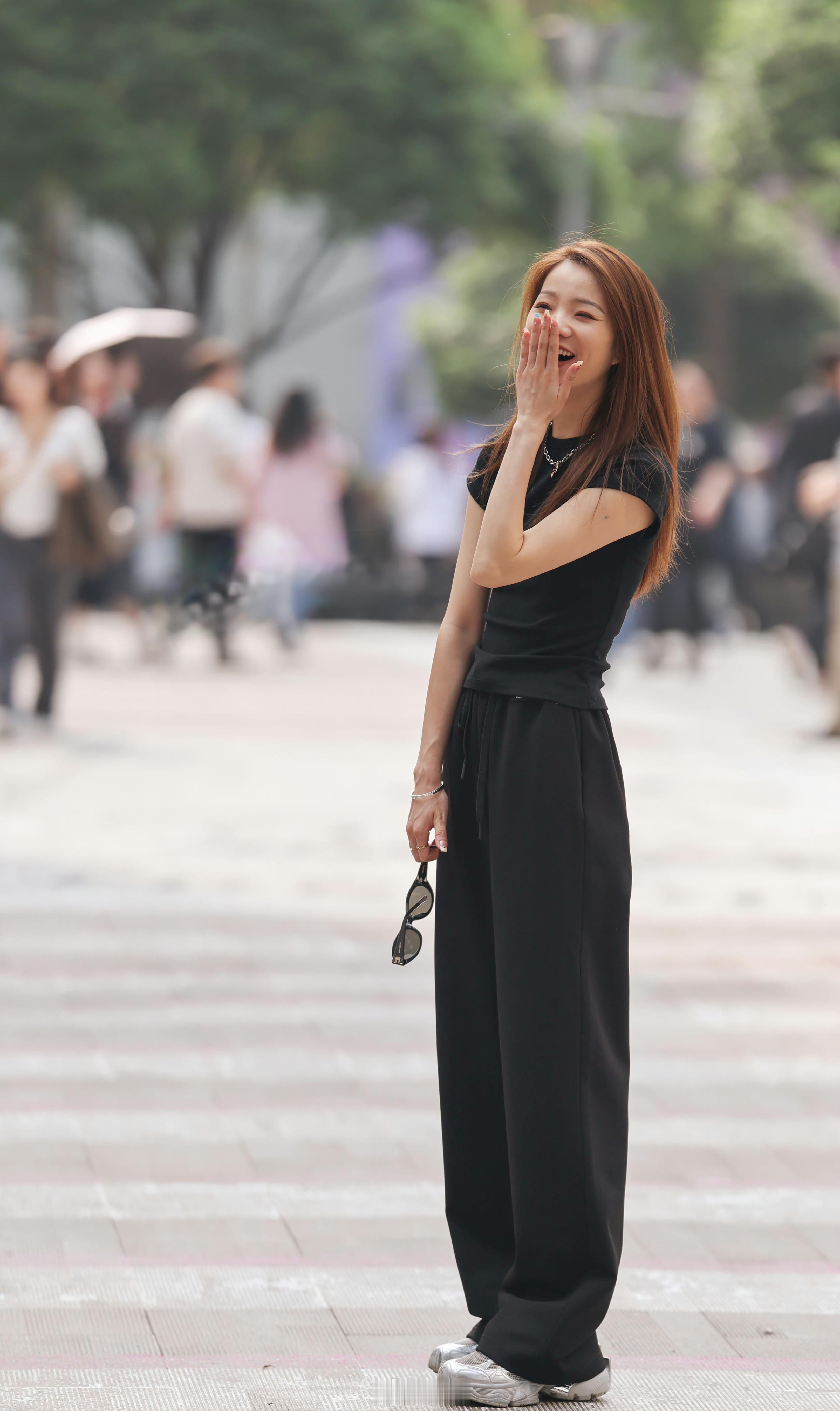 小姐姐笑得也太开心了 ​​​