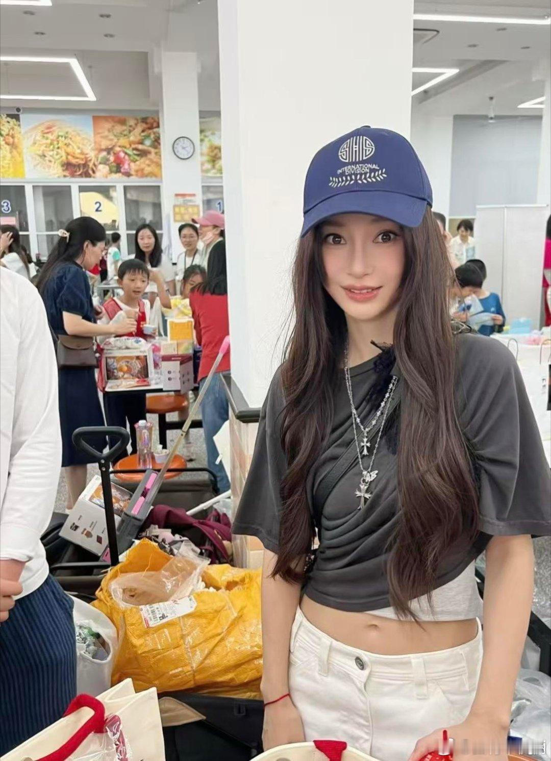 Angelababy参加小海绵学校义卖会真的好平易近人，没有明星架子，沉浸式当妈