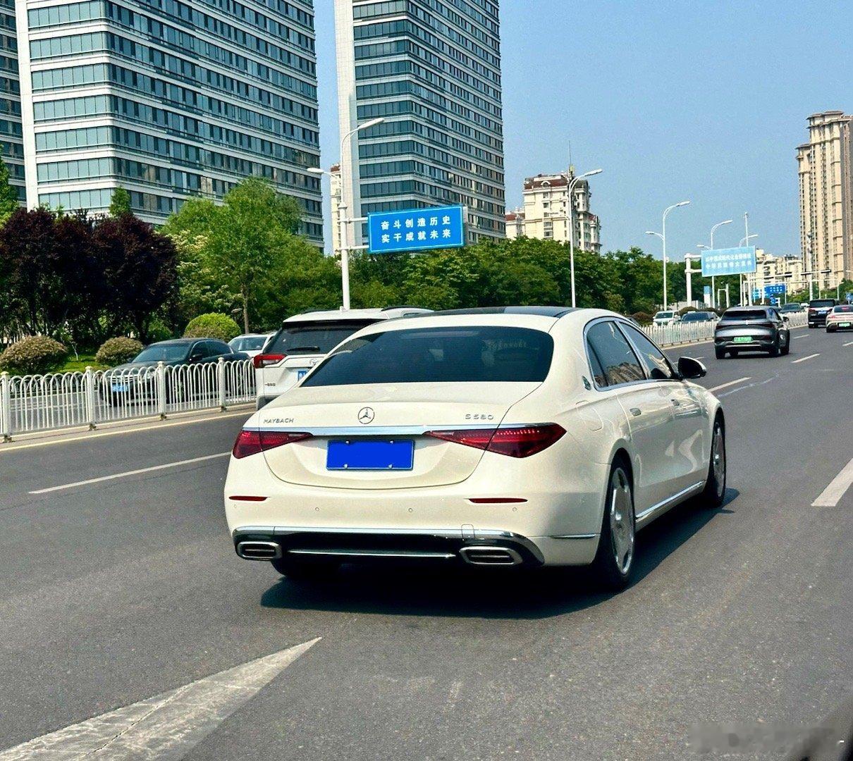 汽车[超话]  路遇白色迈巴赫S580，见过白色奔驰S级，但白色的迈巴赫S级第一