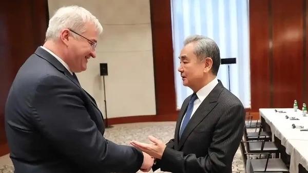 当地时间2月13日，王毅在慕尼黑会见乌克兰外长瑟比加。会面中，瑟比加对中方决定向