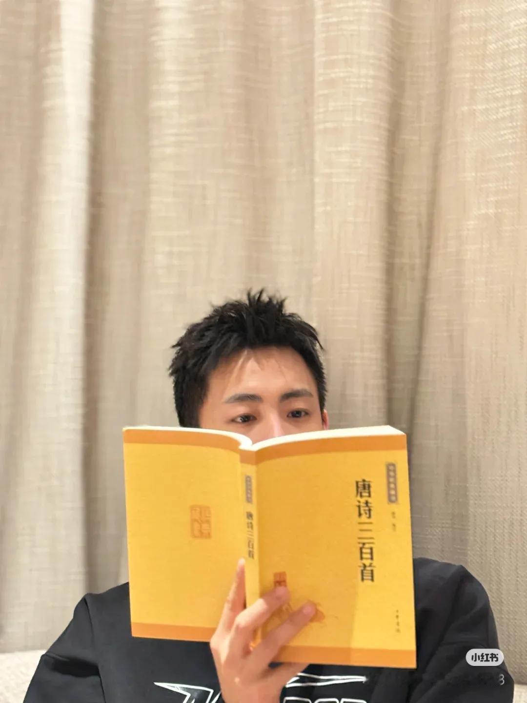 许新年，你背完这个你就是云鹿书院的院长 了。
大奉打更人，第四集好戏刚开始，第五
