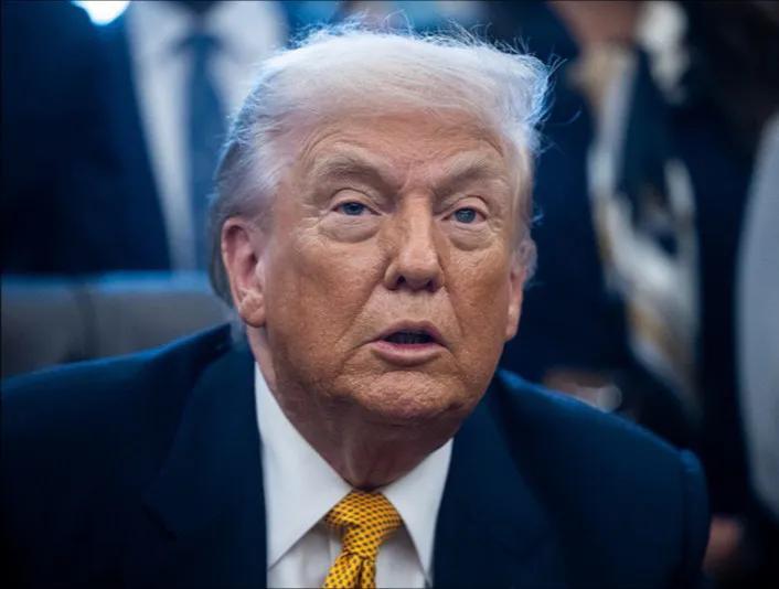 美国联邦政府总统唐纳德·特朗普在听到德黑兰方面向通过霍尔木兹海峡的油轮收取费用的