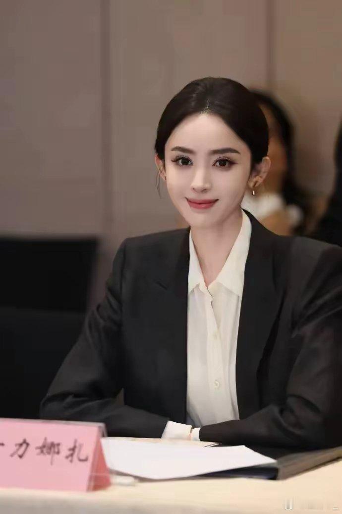 近日，娜扎出席电影《出入平安》研讨会现场，在央妈的镜头下，她就如同从画🖼️中走