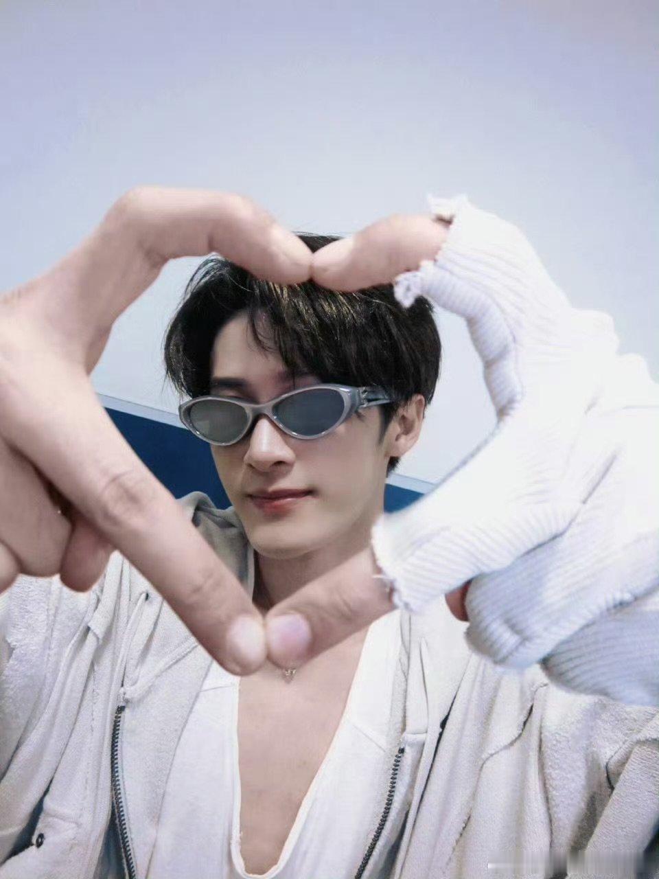 檀健次好6团比心对齐颗粒度你好星期六好六团比心也太好笑了！合N次才对齐颗粒度，花