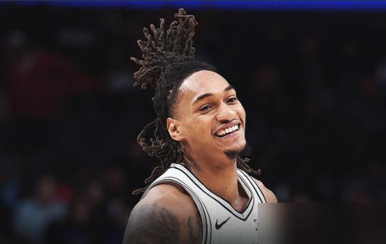 马刺刚啃下快船，转脸背靠背碰国王就遇伤病小插曲！
 
赢快船那场砍20分的瓦塞尔