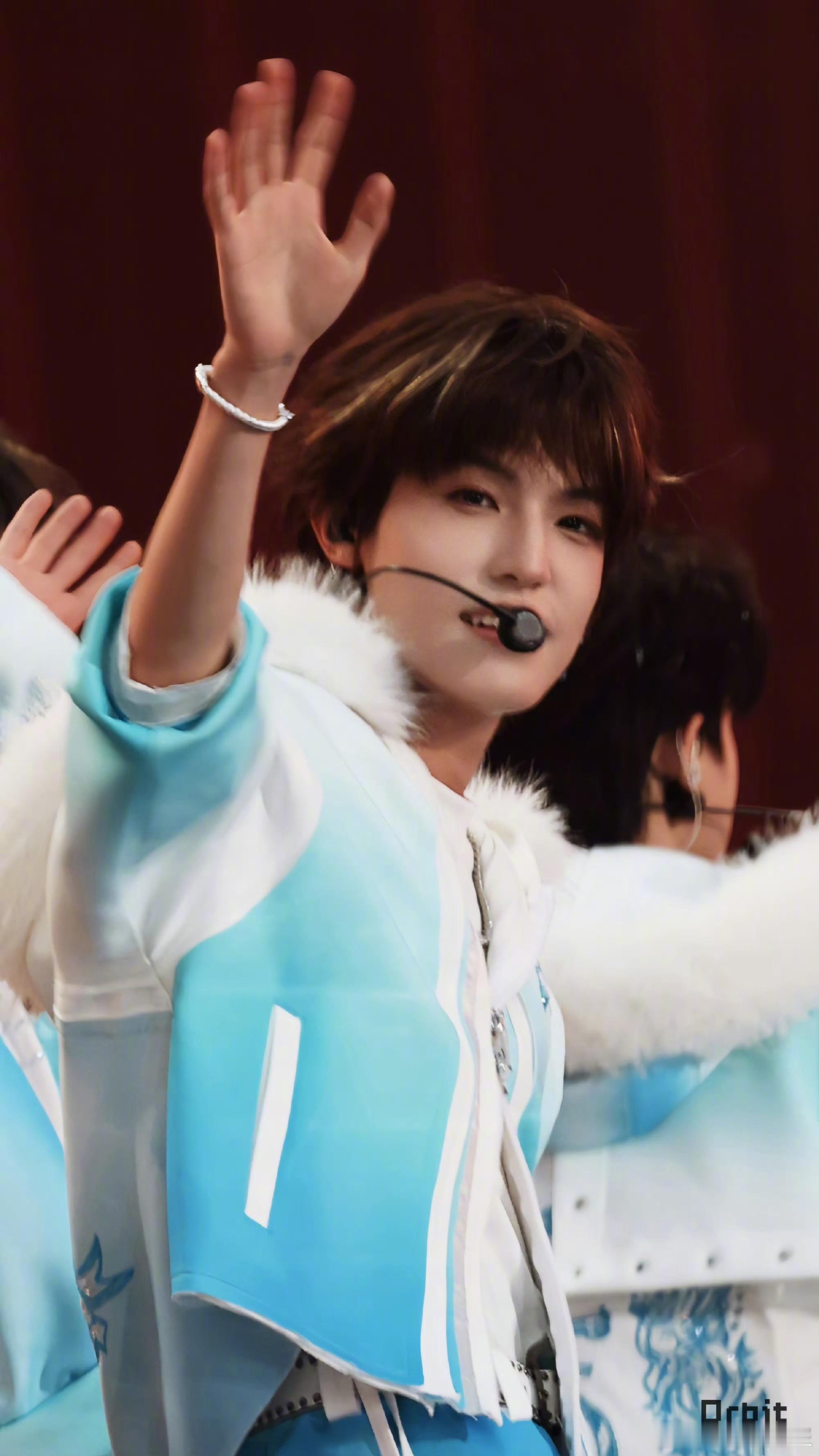 张泽禹新音挑染 这个造型真的很会！棕白发色层次感满满，像金毛小狗身上的毛色渐变，