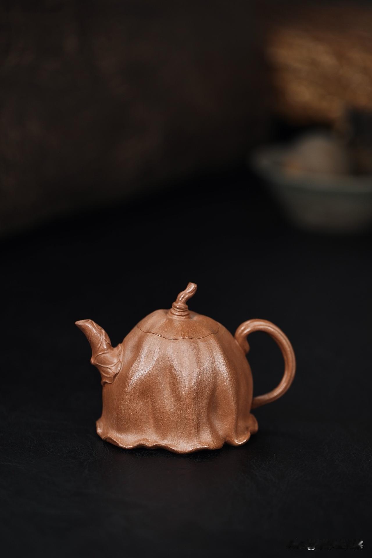 枯荷丨全手工     

容量200cc|优质降坡泥

莲叶叠翠时自有凌云气韵，