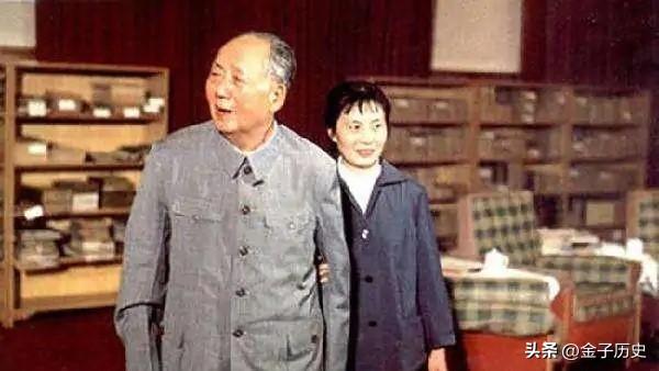 

1976年，“四人帮”被粉碎。

在之后的审判庭上，张玉凤指认江青罪行。

