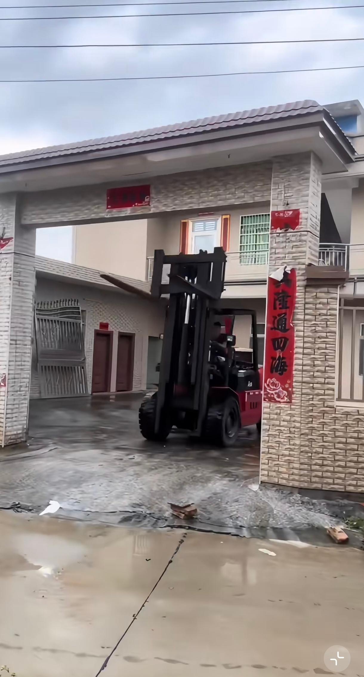 牛了，叉车还能这么干，找挖机干，还没这个效果好。为什么不往外抬呢？门口碍事吧。这