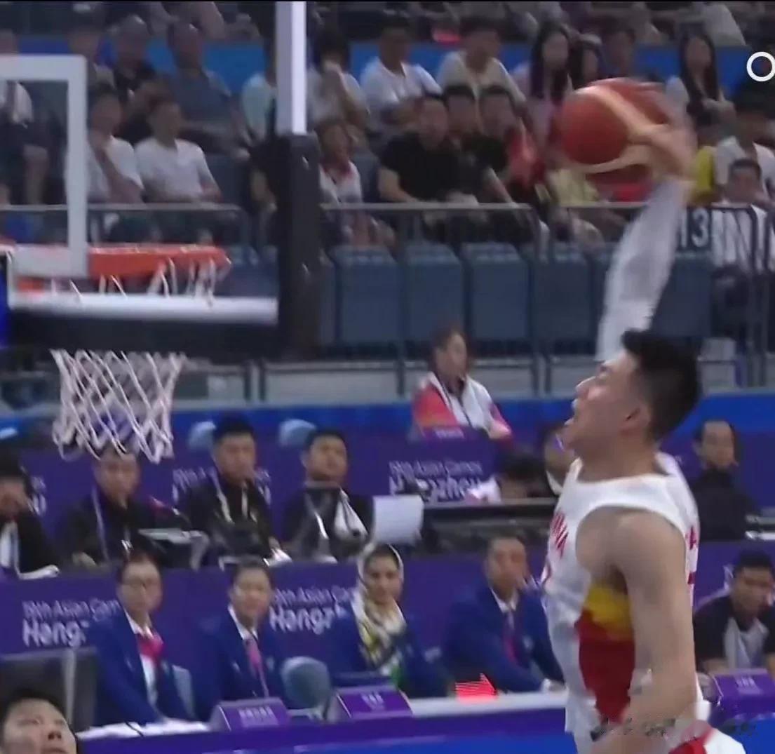 在刚刚结束的亚运会男子篮球1/4决赛中，中国男篮84：67战胜韩国队闯进四强，半