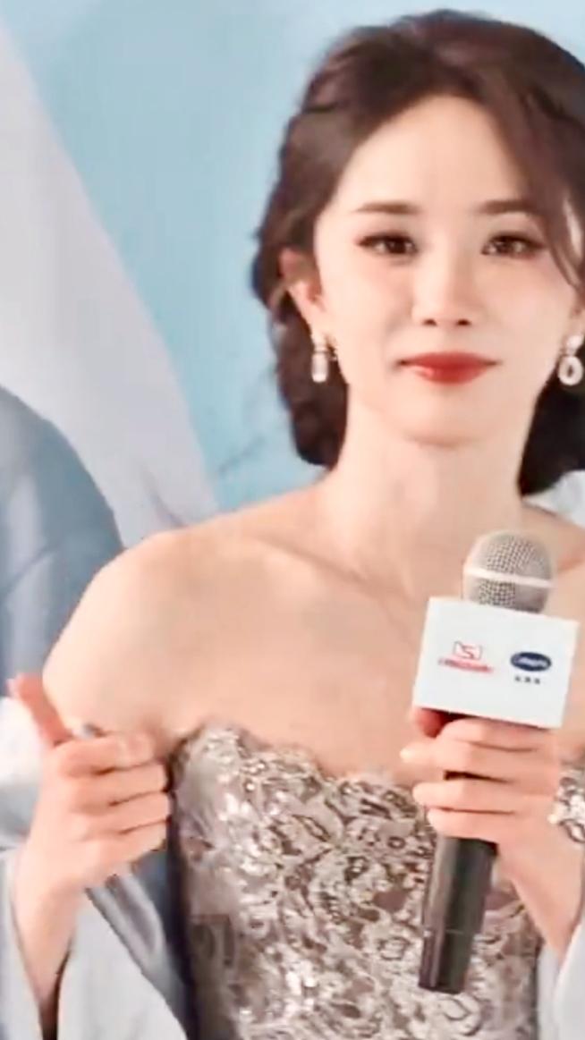 狐狸幂、杨幂、幂幂美在何处?       杨幂的“狐系美感”，
她的美是极具辨识