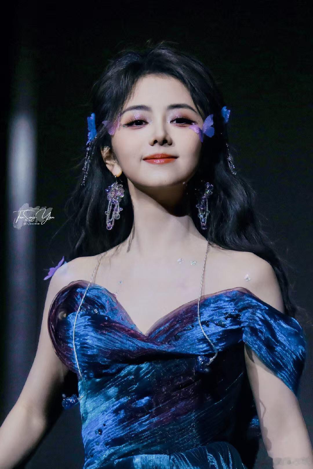 好像蓝色的精灵谭松韵 蓝紫蝴蝶妆 